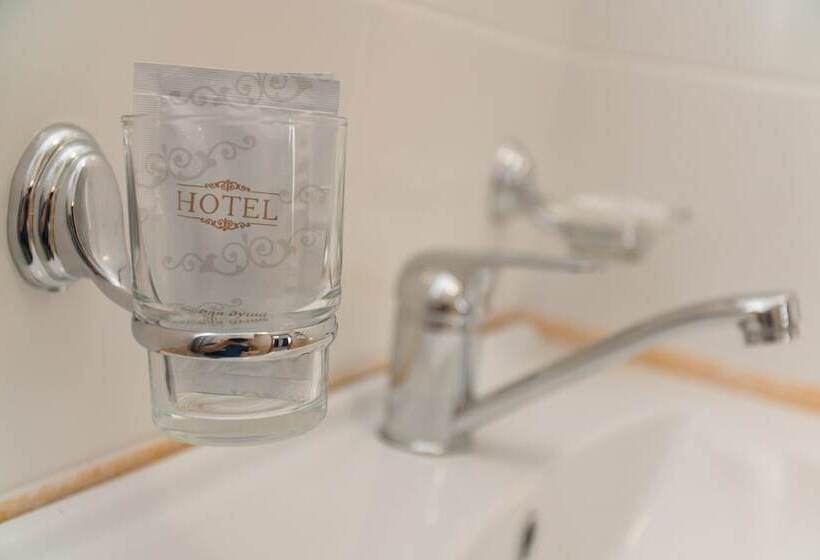 غرفة إقتصادية, Business Tourist