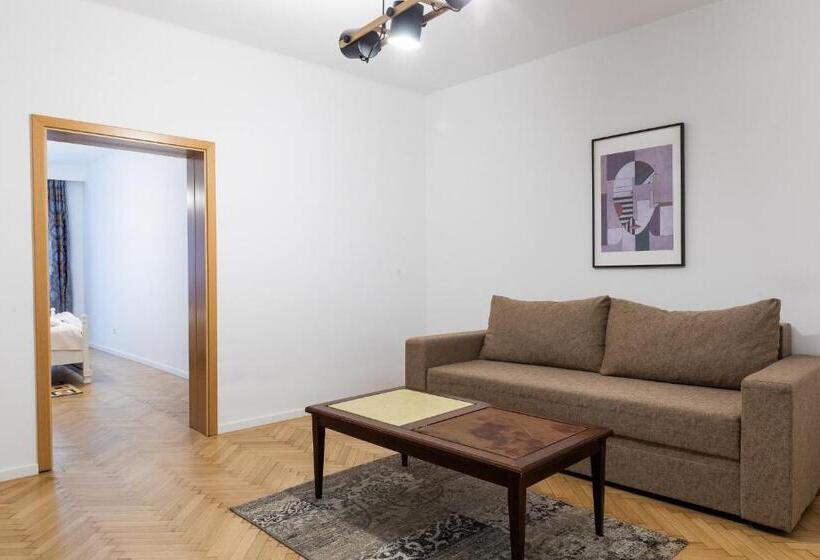 شقة غرفة واحدة, Casa Postavarului