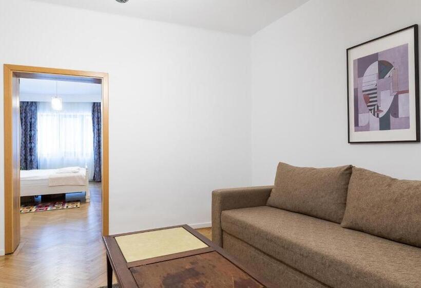 شقة غرفة واحدة, Casa Postavarului