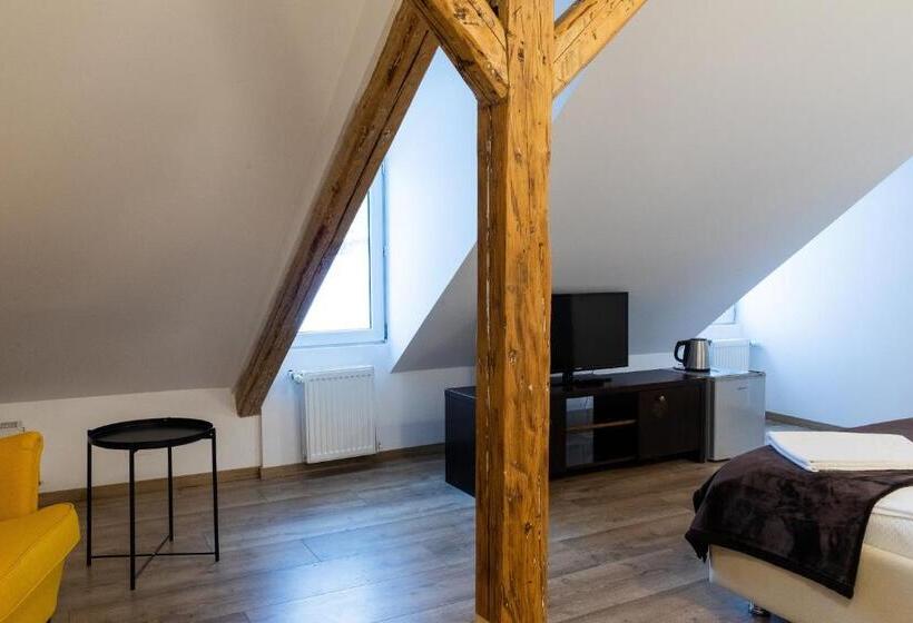 غرفة دور أخير, Casa Postavarului