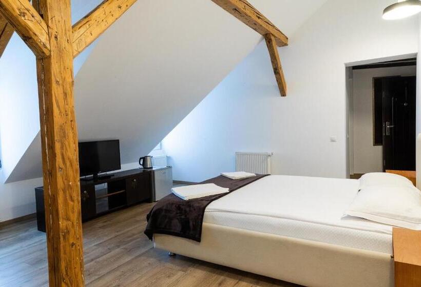 غرفة دور أخير, Casa Postavarului