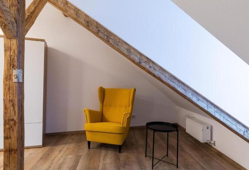 غرفة دور أخير, Casa Postavarului