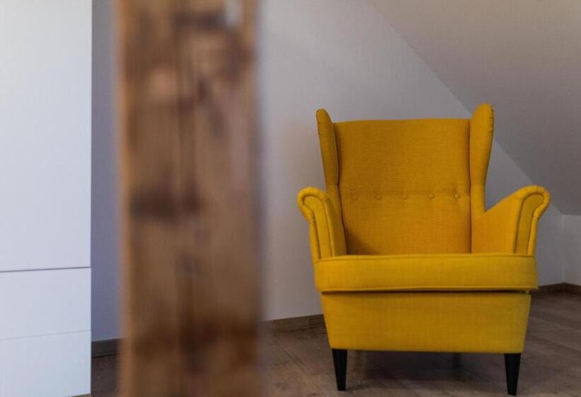 غرفة دور أخير, Casa Postavarului