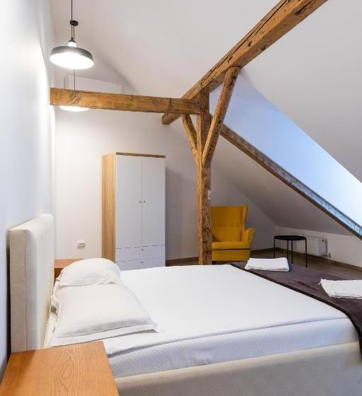 غرفة دور أخير, Casa Postavarului