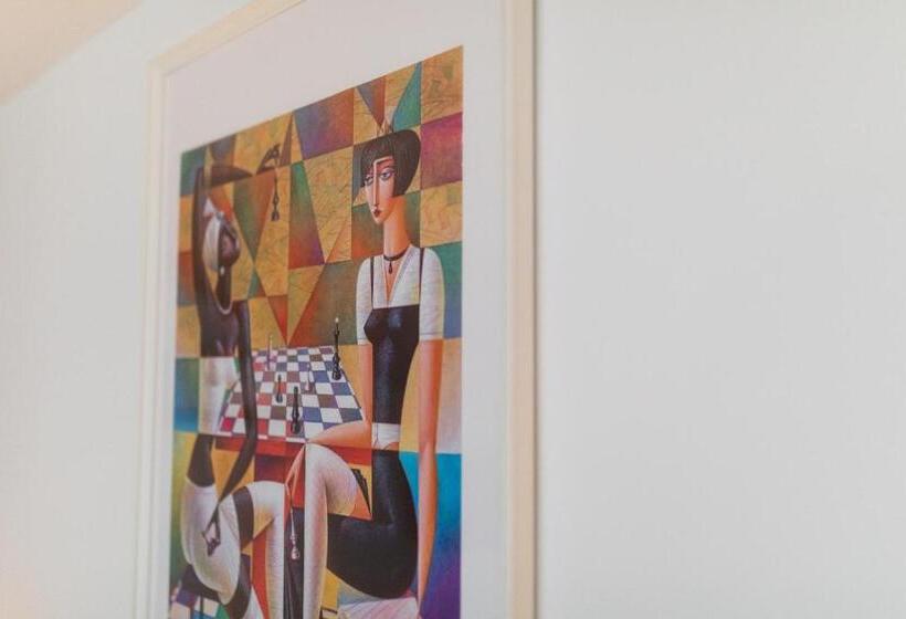 غرفة قياسية ذات أسقف منحدرة, Casa Postavarului