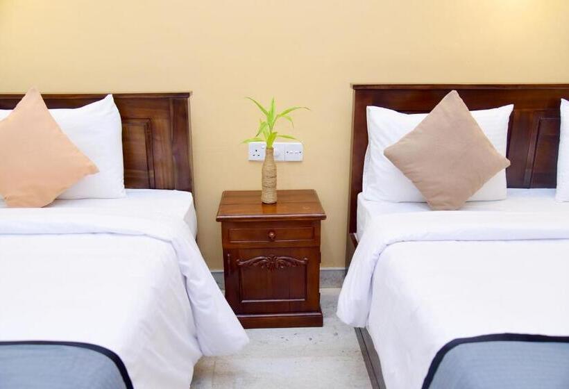 Habitación Triple Estándar, Heavens Gate Ella