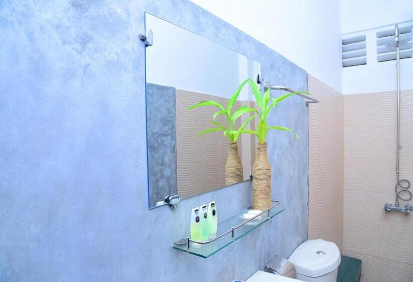 Habitación Triple Estándar, Heavens Gate Ella