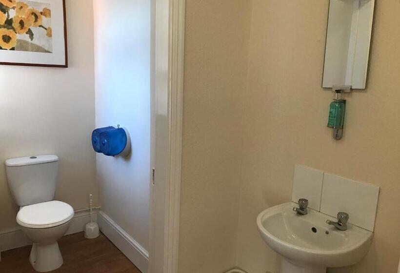 غرفة عائلية, The Crafty Cow