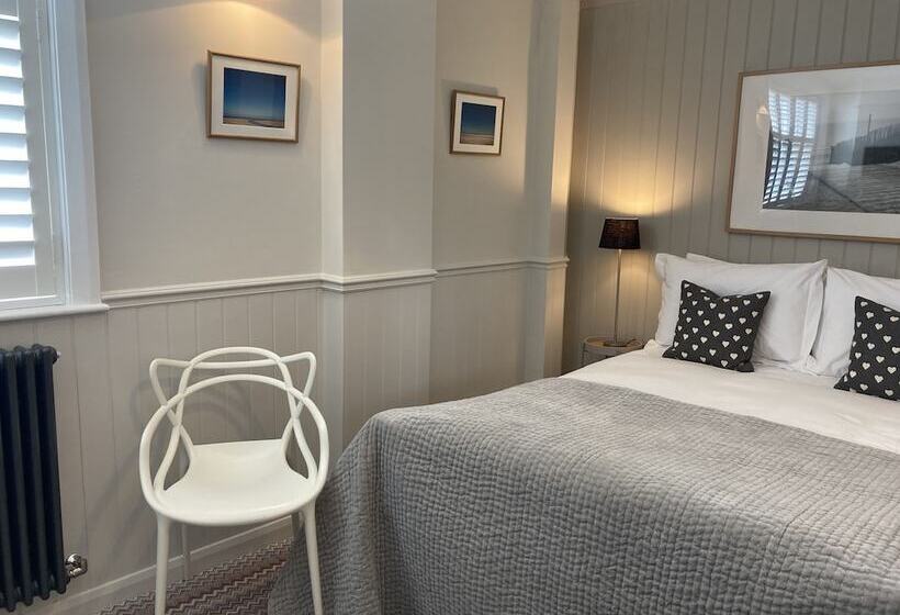 디럭스 룸, The Old Bell