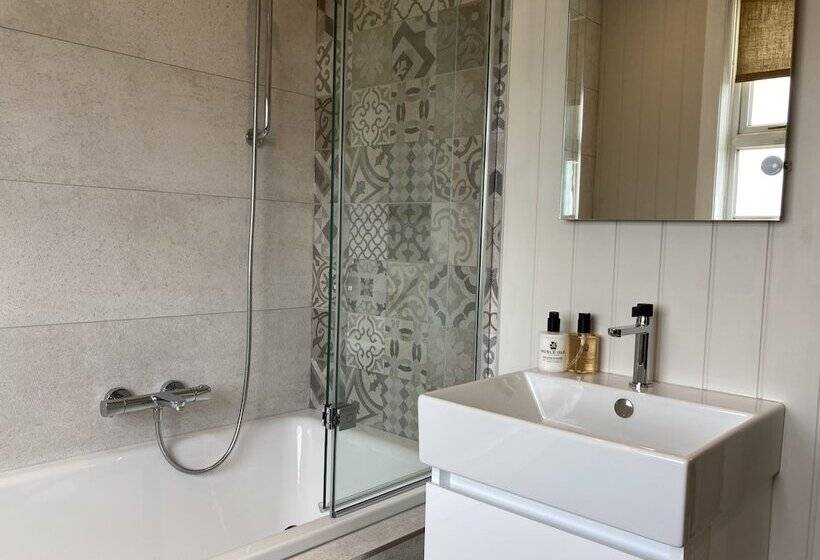 디럭스 룸, The Old Bell