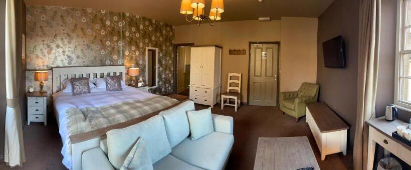 デラックスの4人部屋, The Plume Of Feathers