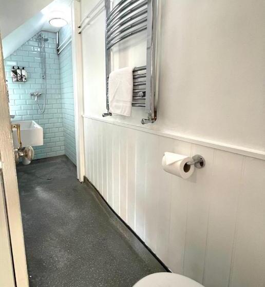 スタンダード4人部屋, The Plume Of Feathers