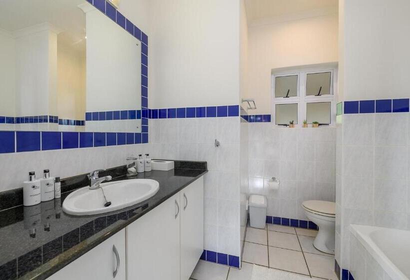 جناح جونيور, Albatross Guesthouse