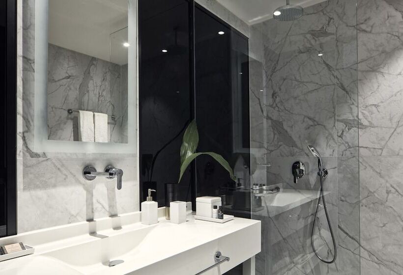 סוויטת ג'וניור, Azur