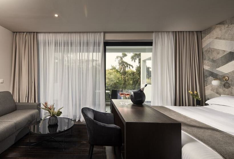 סוויטת ג'וניור, Azur