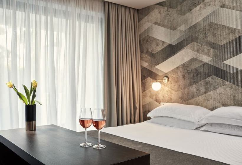 סוויטת ג'וניור, Azur