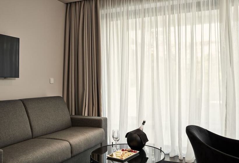 סוויטת ג'וניור, Azur