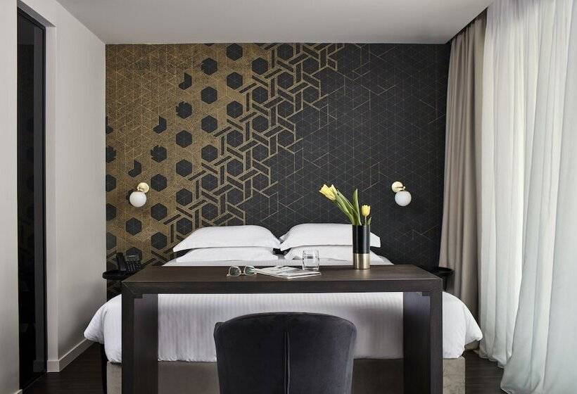 סוויטת ג'וניור, Azur