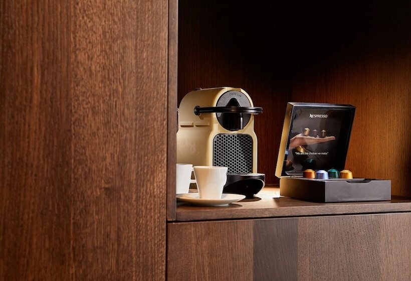 סוויטת ג'וניור, Azur