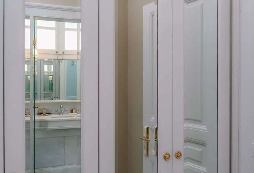 سوییت جونیور, Noble Suites