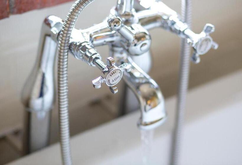 غرفة قياسية مطلّة علي البحر, The Mayflower