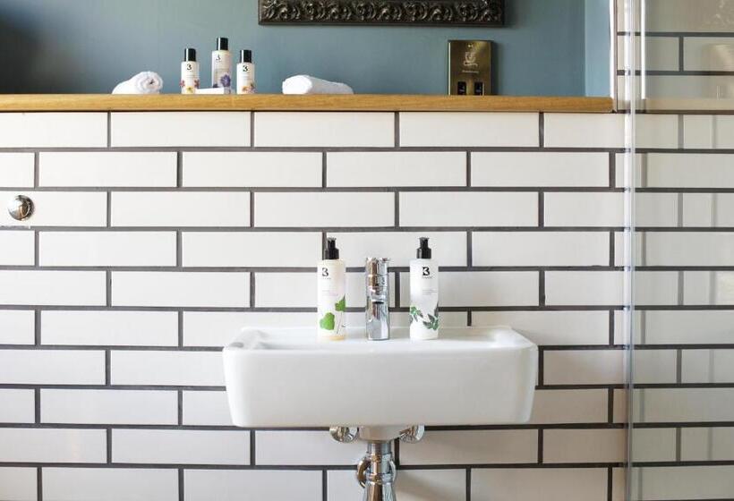 غرفة قياسية مطلّة علي البحر, The Mayflower