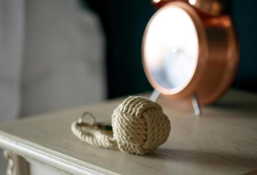 غرفة قياسية مطلّة علي البحر, The Mayflower