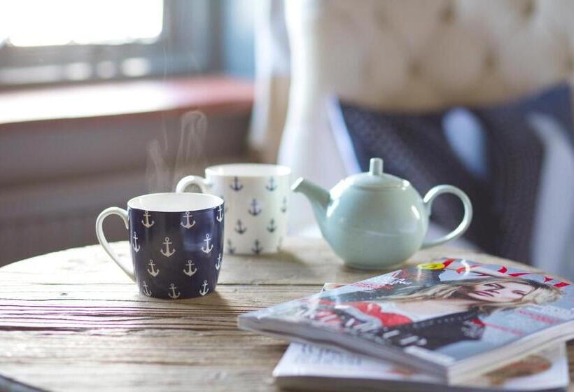 غرفة قياسية مطلّة علي البحر, The Mayflower