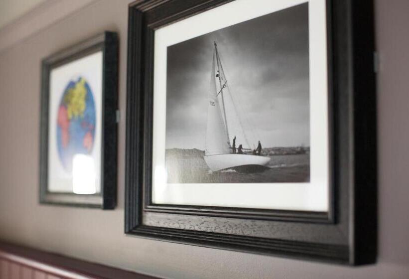 غرفة قياسية مطلّة علي البحر, The Mayflower