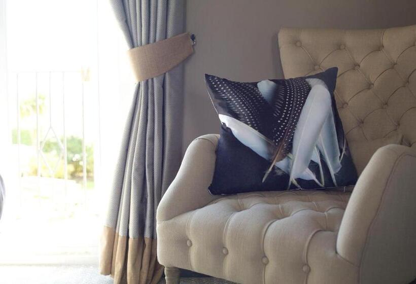 غرفة قياسية مطلّة علي البحر, The Mayflower