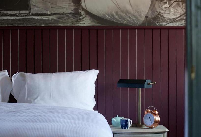 غرفة قياسية مطلّة علي البحر, The Mayflower