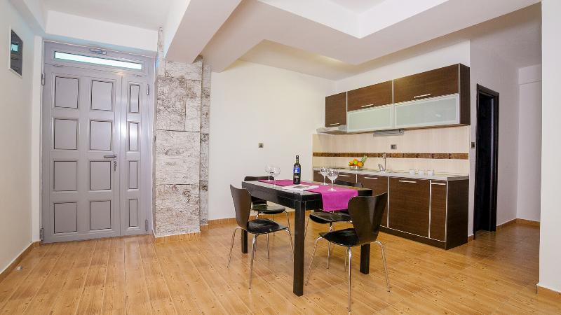 آپارتمان 1 خوابه با بالکن, Apartments Raymond