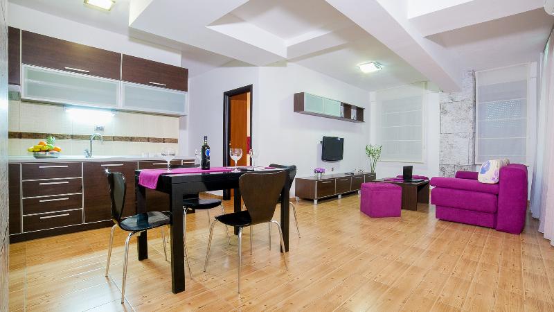 1 Schlafzimmer Apartment mit Balkon, Apartments Raymond