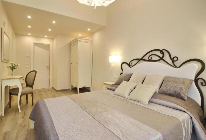 اتاق لوکس با بالکن, Lucca In Chic   No Ztl   Free Parking   Old City At 10min By Walk