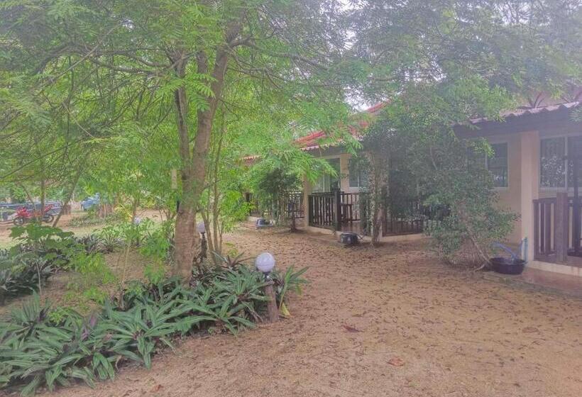 Бунгало Стандарт Вид на Сад, Pranee Beach Bungalows