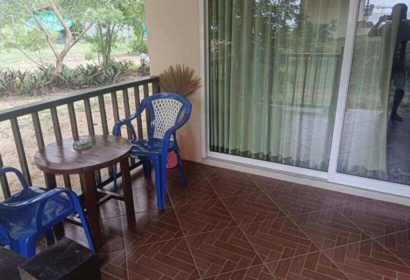 스탠다드 방갈로 정원 전망, Pranee Beach Bungalows