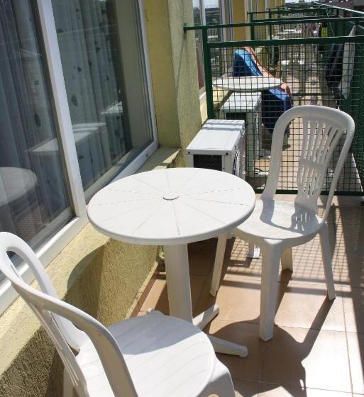 패밀리 룸, Sunny Varshava