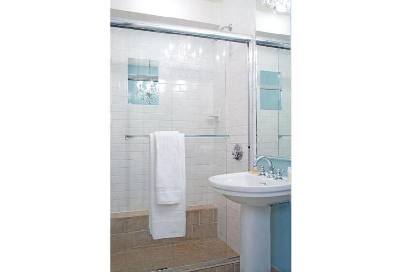 Номер Economy, Clarendon Square