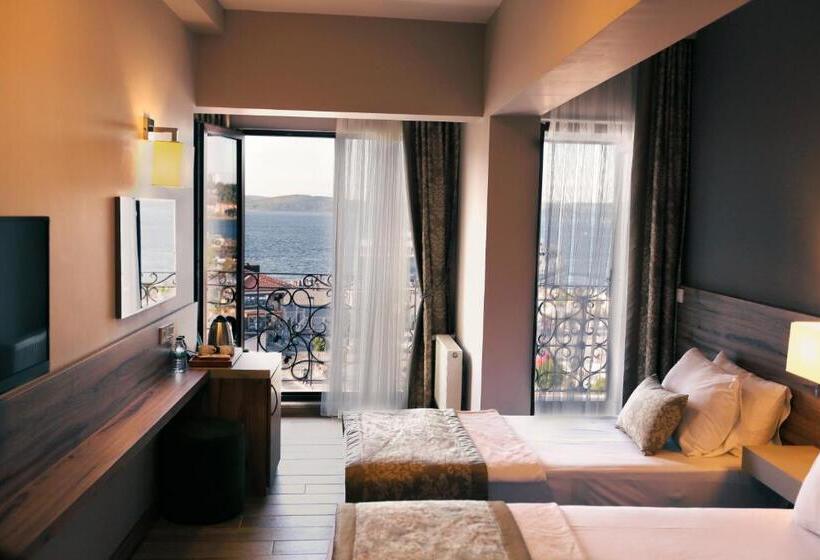 اتاق خانوادگی با چشمانداز دریا, Kule