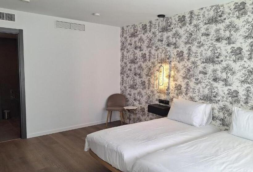 ファミリールーム, The Orange House Boutique Hotel And Upstairs Rooftop Bar   Brand New