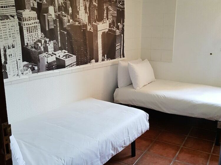 ファミリールーム, The Orange House Boutique Hotel And Upstairs Rooftop Bar   Brand New