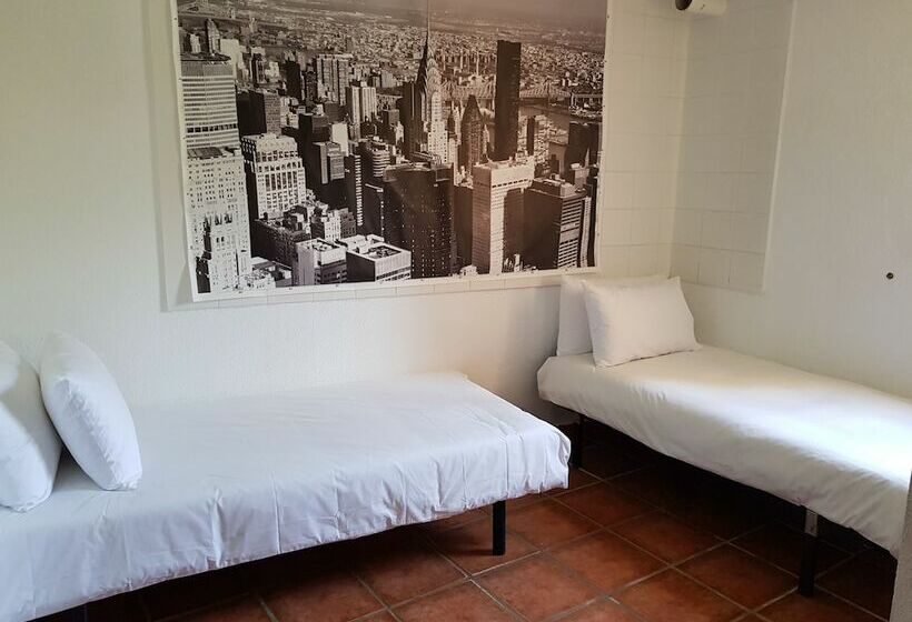 ファミリールーム, The Orange House Boutique Hotel And Upstairs Rooftop Bar   Brand New