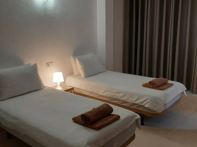 スタンダードルーム, The Orange House Boutique Hotel And Upstairs Rooftop Bar   Brand New