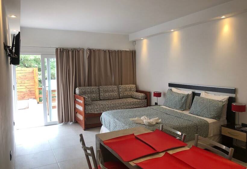 استودیوی پریمیوم, Ayres Village Apart