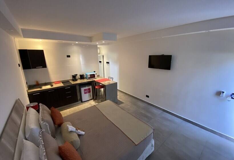 استودیوی پریمیوم, Ayres Village Apart