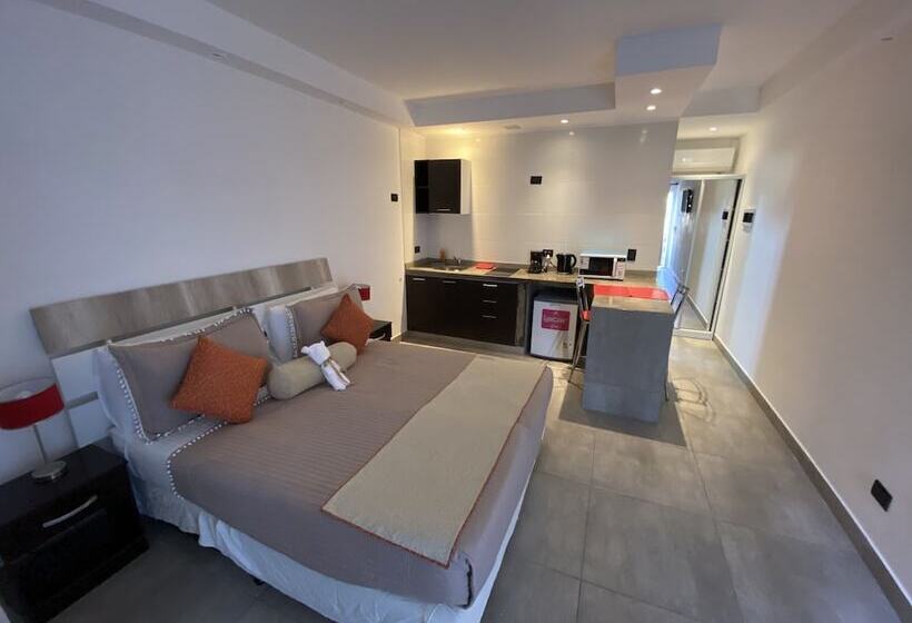 استودیوی پریمیوم, Ayres Village Apart