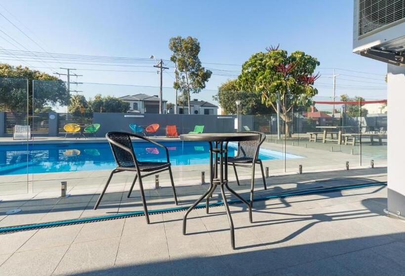 스탠다드 스튜디오, Batavia Apartments
