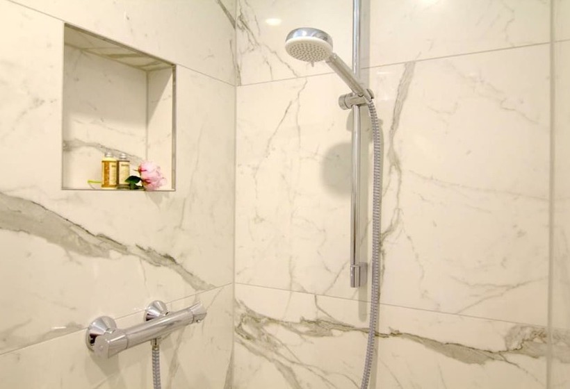 סטודיו משפחתי, Sleep Inn Dusseldorf