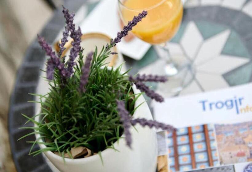 إستديو قياسى مزود بشرفة, Guesthouse Ana Trogir Old Town