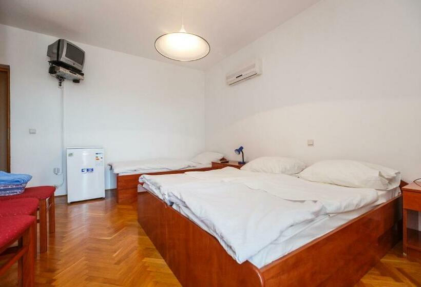 اتاق استاندارد سه تخته با بالکن, Guesthouse Varnica